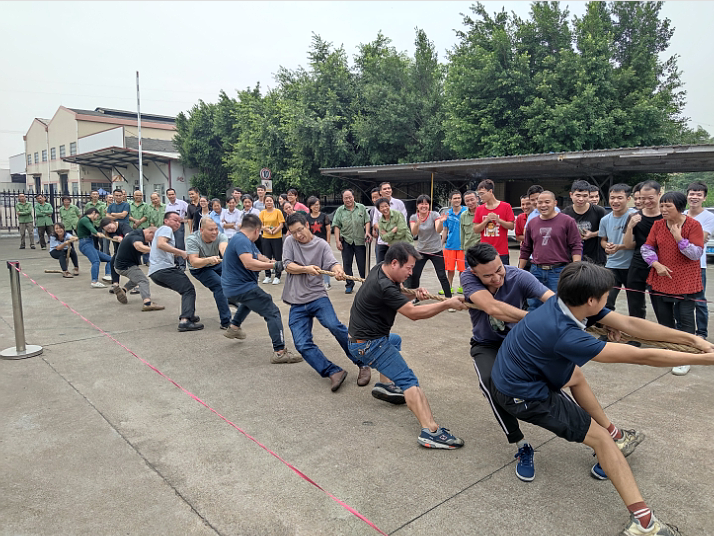 羅織錦繡，鋁鑲?cè)A庭，萬眾歡騰迎國慶。翔龍宇宙，業(yè)滿乾坤，千燈齊亮賀中秋。